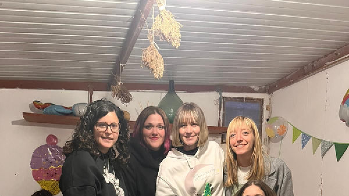 Anna Chico, junto a sus amigas Neus, Zaida, Míriam, Aida, Eli y Fanny. - SONRISAS DESDE LA MUMA