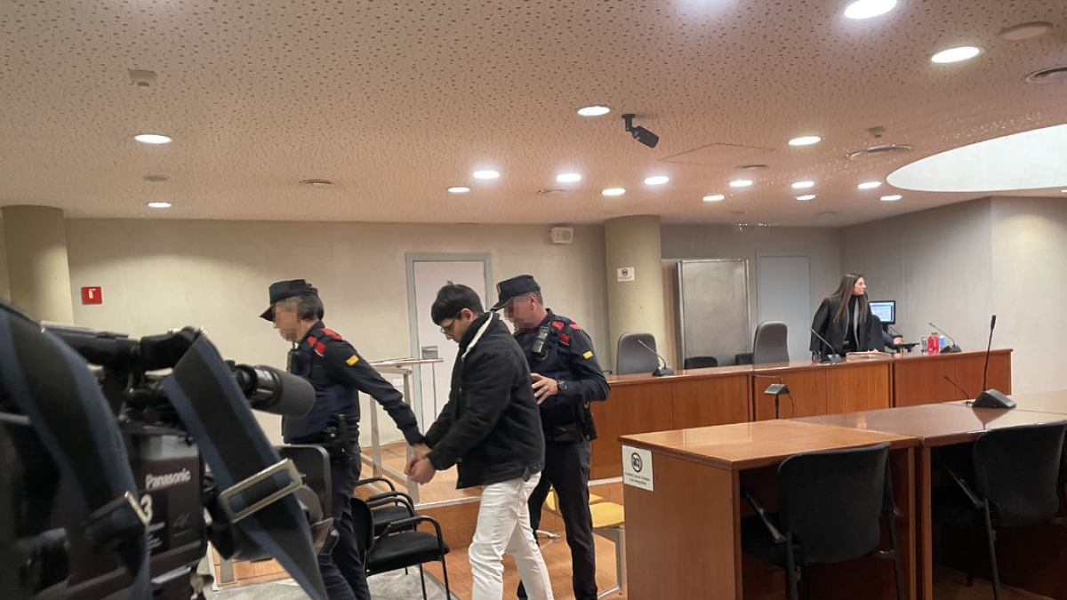 El acusado, que está en prisión preventiva, ayer al finalizar el juicio en la Audiencia. - A. GUERRERO