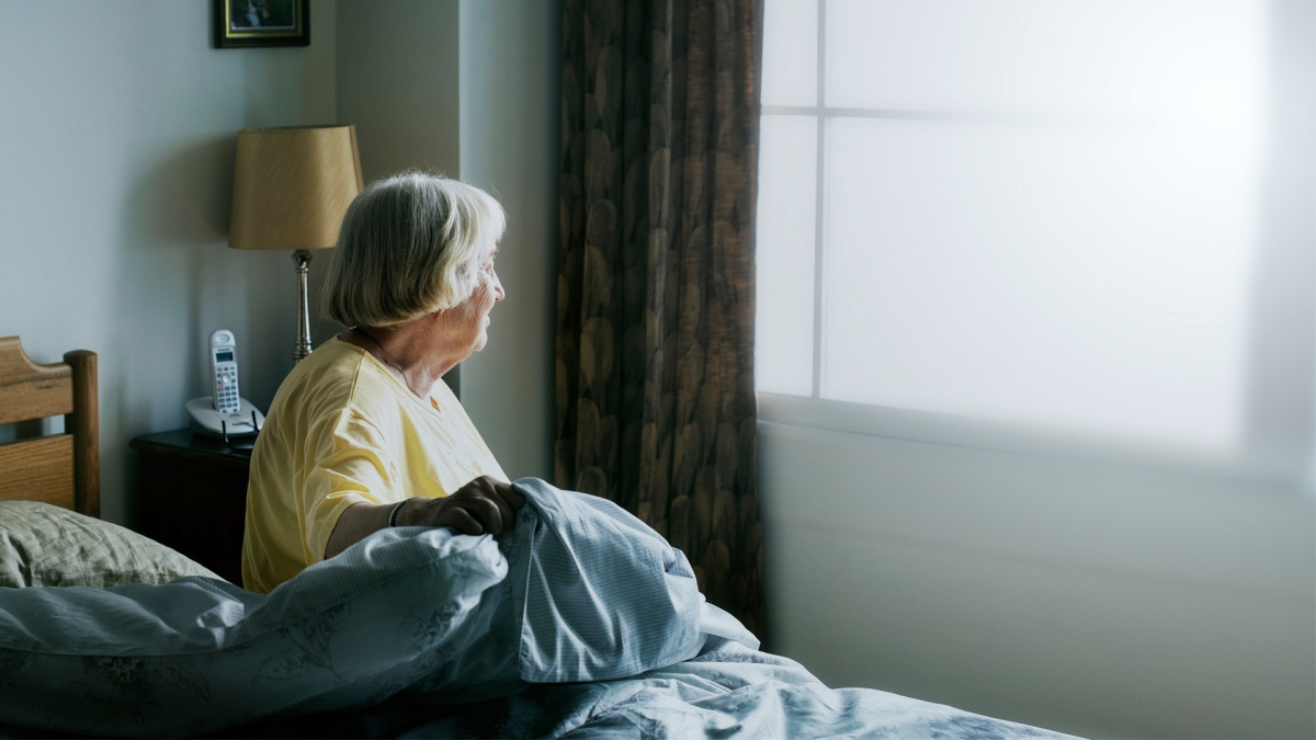 Imagen de archivo de una mujer en la cama.