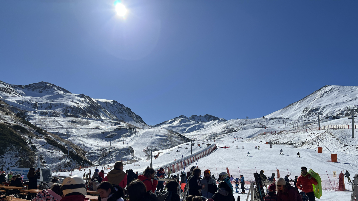 Gente en la terraza de la estación de Boí Taüll