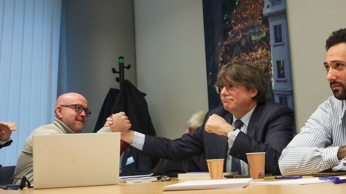 Carles Puigdemont amb el seu advocat en una foto d’arxiu. - EUROPA PRESS