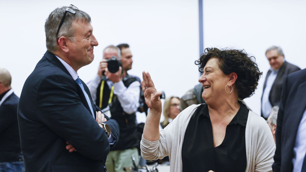 Los diputados Josep Maria Cervera (Junts) y Pilar Vallugera (ERC) muestran buena sintonía. - EFE