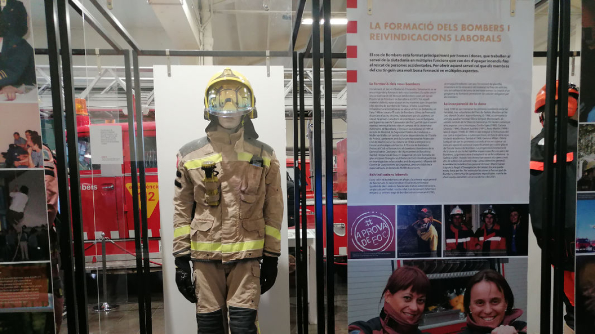 S’exposen vestits del cos de diferents èpoques. - S.E.