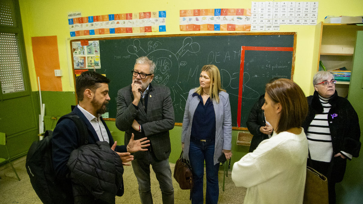 El alcalde visitó ayer las instalaciones del antiguo colegio Balàfia. - GERARD HOYAS