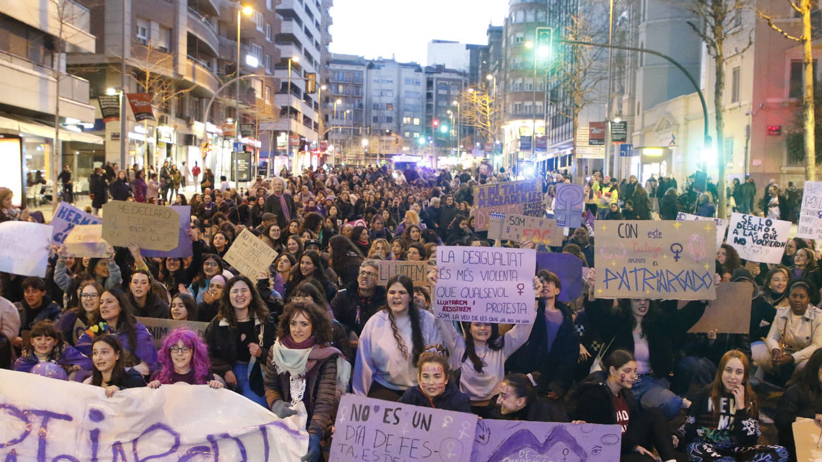 Una ‘marea lila’ va recórrer ahir a la tarda el centre de Lleida, des de la plaça Ricard Viñes fins a Sant Joan. - AMADO FORROLLA
