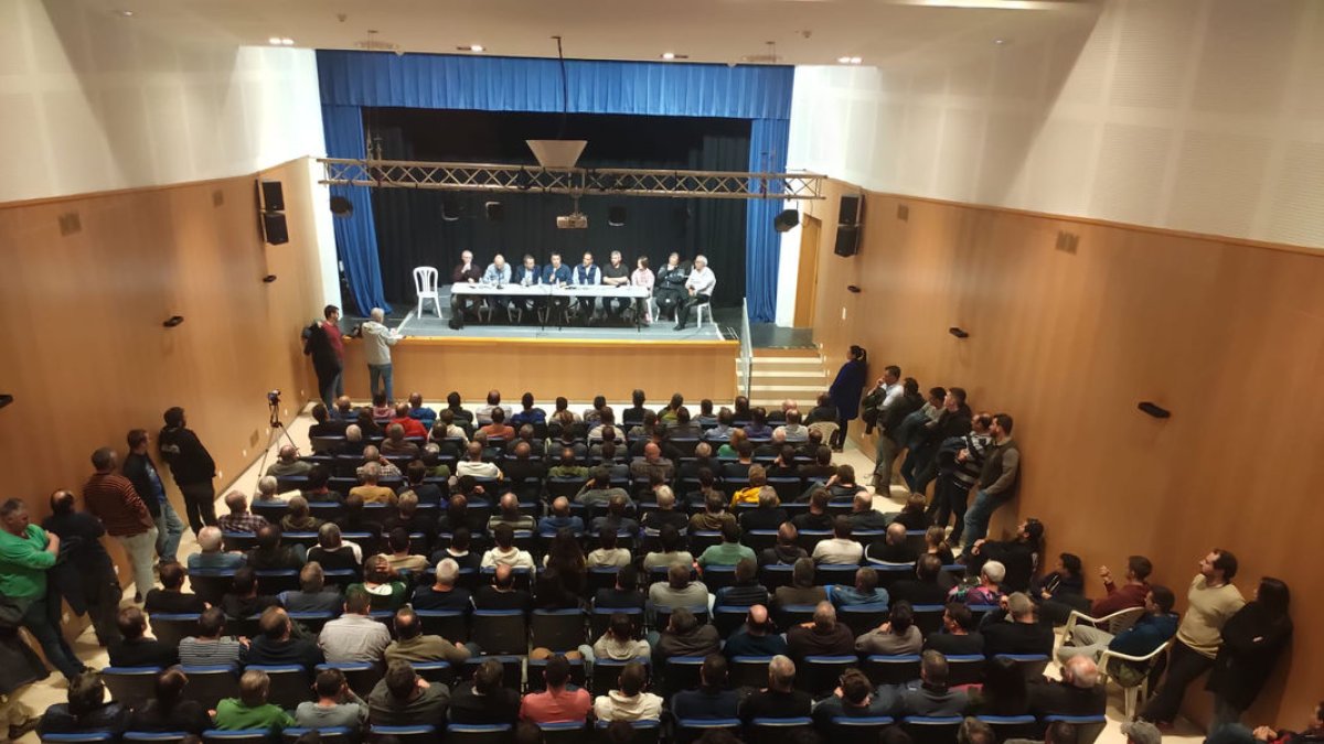 El Casal Cultural de Miralcamp es va quedar petit per acollir tots els agricultors. - E.FARNELL