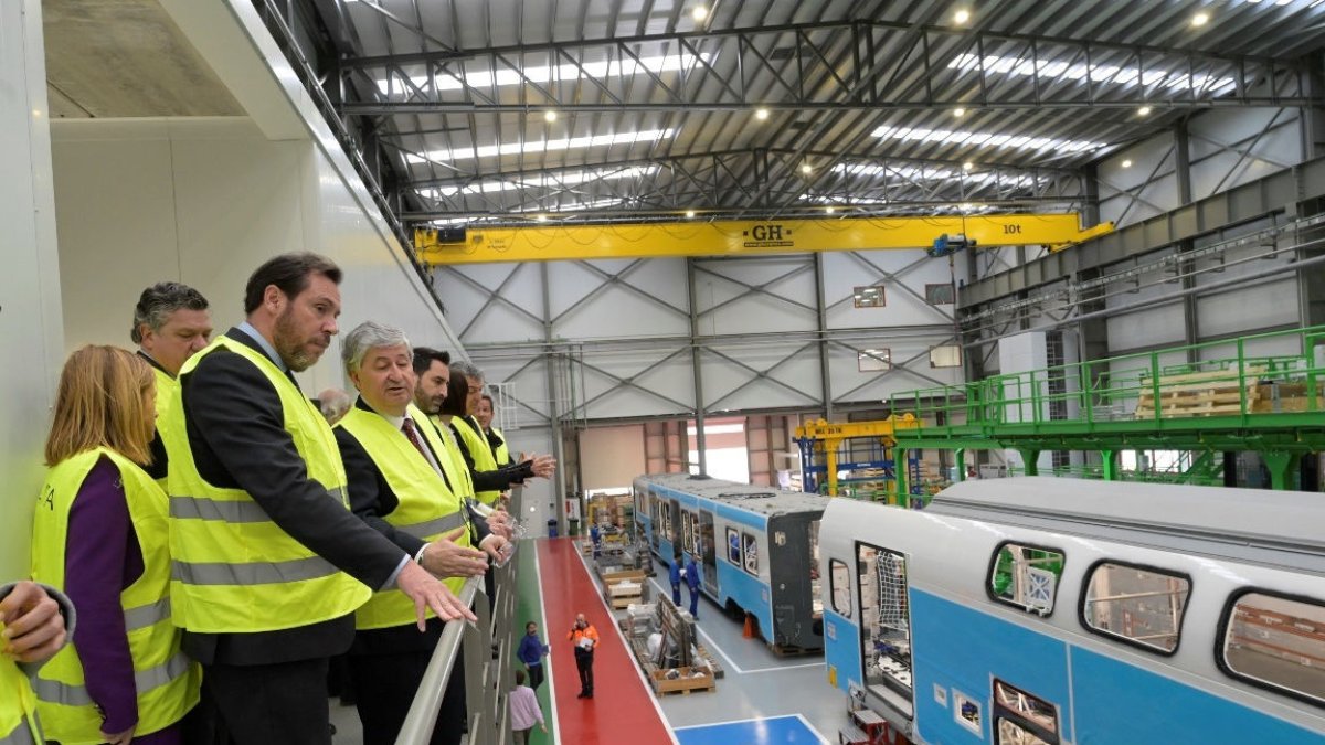 Óscar Puente va visitar ahir la fàbrica de trens de Rodalies. - MINISTERI TRANSPORTS