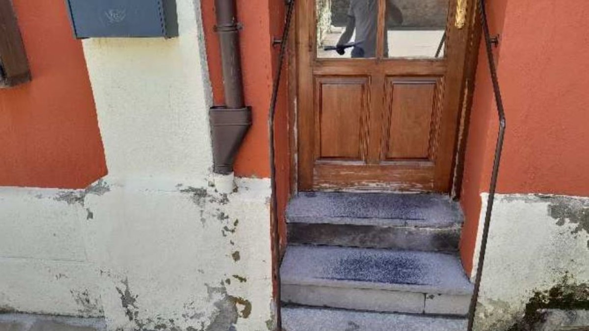 Els esglaons a l’entrada s’hauran de substituir per una rampa. - AJUNTAMENT DE NAUT ARAN