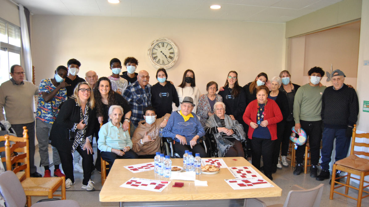 Foto de grup dels alumnes i residents que dimarts passat van participar en el bingo musical a la residència d’Artesa de Segre. - E. FARNELL