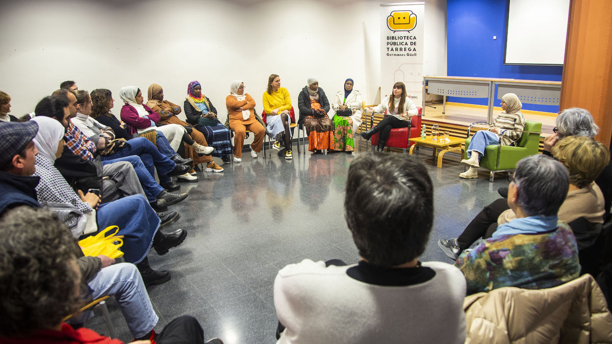 El acto inaugural del sexto ciclo de conferencias Km 0 tuvo lugar ayer a mediodía en la biblioteca. - LAIA PEDRÓS