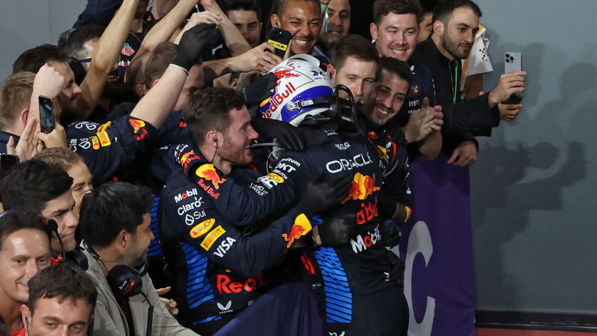 Max Verstappen celebra su nueva victoria con los miembros de su equipo. - EFE