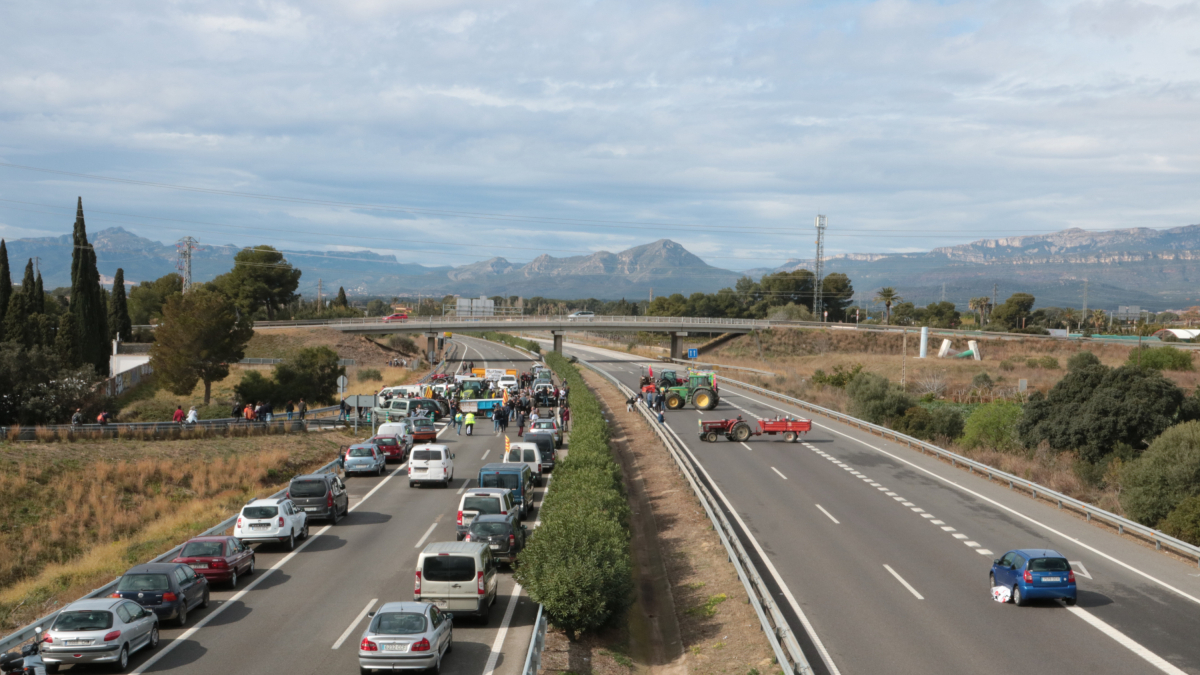 Los payeses cortan la AP-7 en Cambrils en los dos sentidos para protestar contra proyectos como el Hard Rock o Lotte