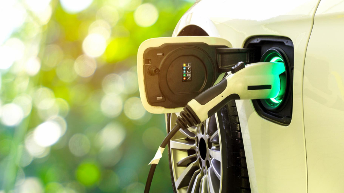 Imagene de archivo de un coche eléctrico cargándose.
