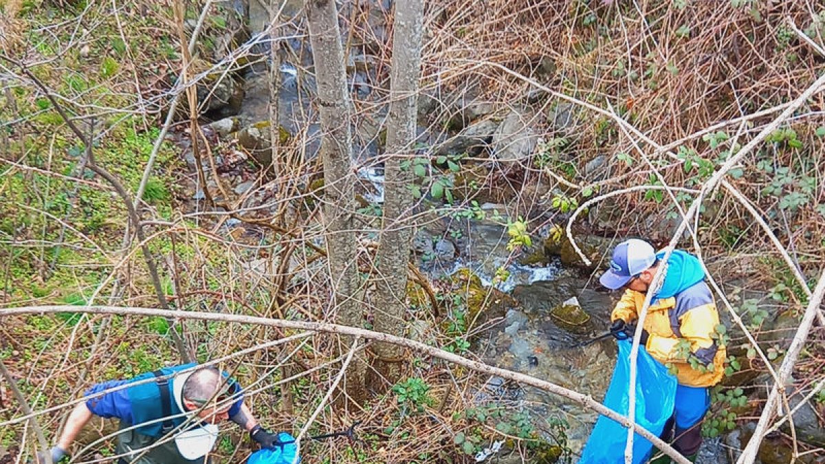 Voluntaris recullen 21,5 quilos de deixalles al barranc de Santa Anna de Sort - CLUB DE PESCA SORT-PIRINEUS