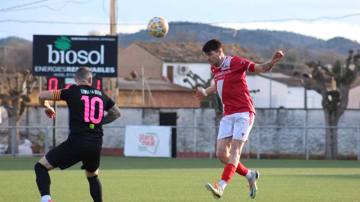 Un futbolista del Artesa de Segre remata un balón de cabeza, delante del capitán del San Juan. - J. B.