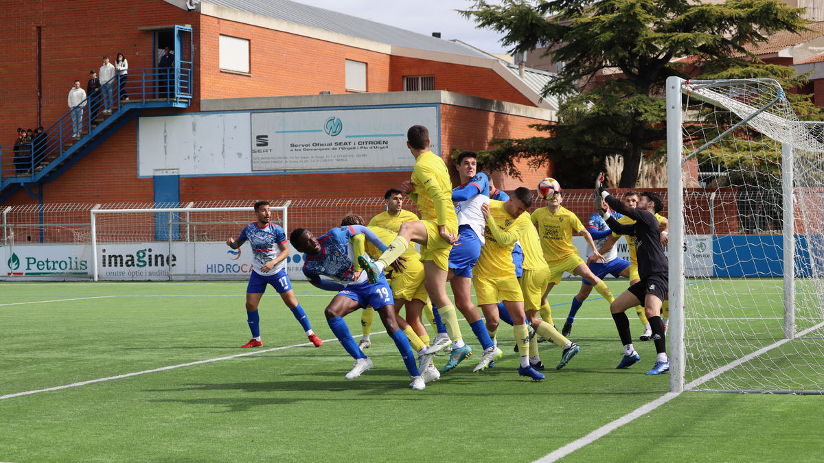 Una acció de rematada de l’equip del Pla d’Urgell al servir un córner que va generar perill a la porteria visitant. - ALBA RIVERA