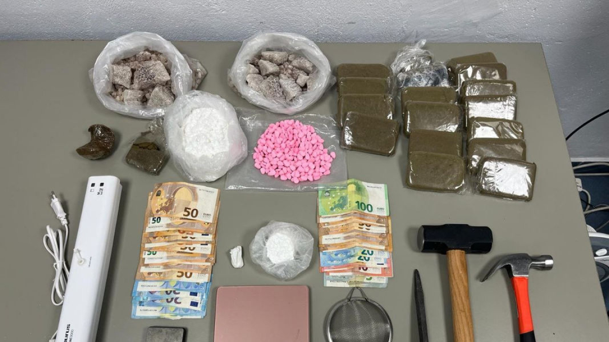 La droga, dinero en efectivo y objetos decomisados. - MOSSOS D’ESQUADRA