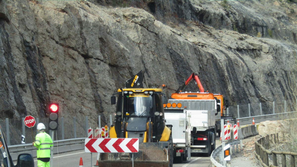 El paso alternativo en la zona del desprendimiento en la N-260. - EDGAR ALDANA