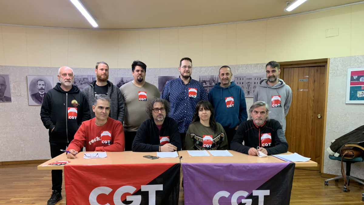 Portavoces de la CGT valoraron ayer la sentencia del TJUE. - MARC CARBONELL