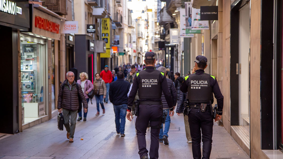 Dos agentes de la Guardia Urbana patrullando por el Eix Comercial. - JORDI ECHEVARRIA