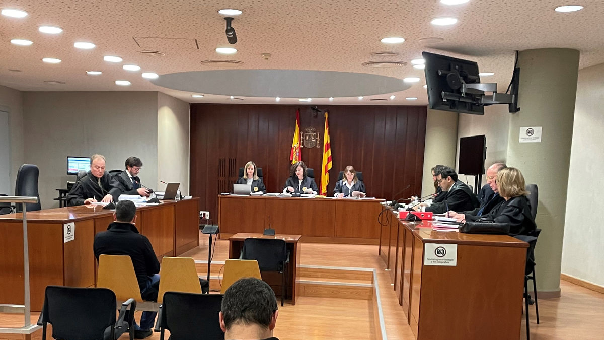El juicio fue en febrero. A la derecha, los letrados de las acusaciones, D. Ibars e I. Sáenz de Buruaga. - A. GUERRERO