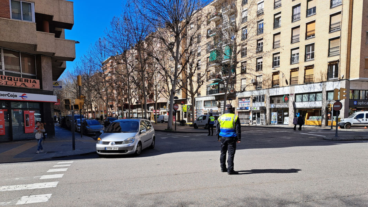 Urbanos regulan un cruce de Cappont por trabajos en la red semafórica - S COSTA D