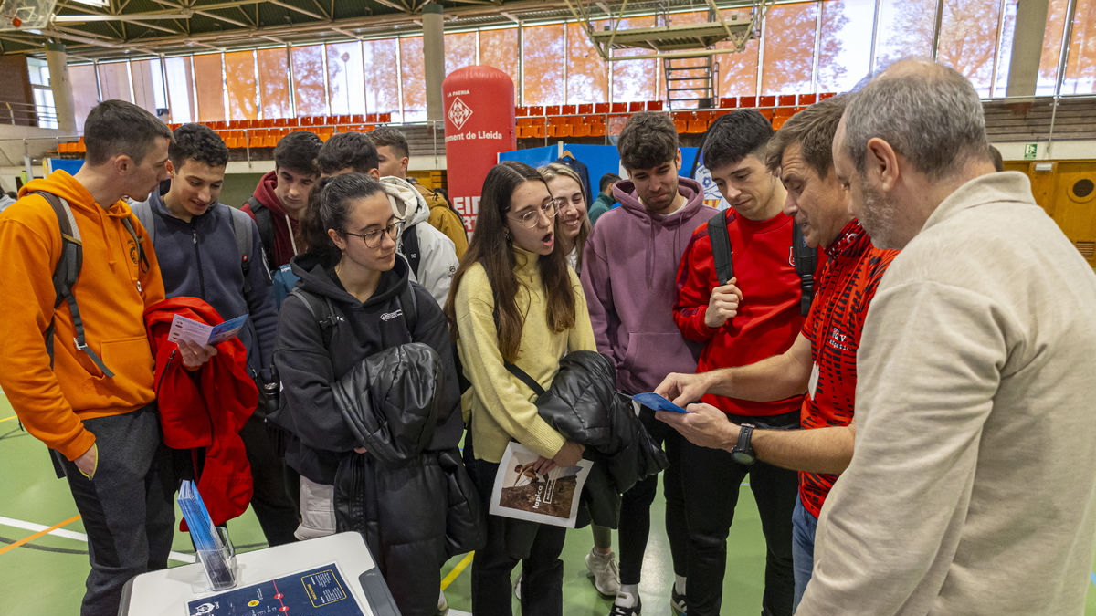 Visitants a la fira Ocusport, ahir a la Caparrella. - JORDI ECHEVARRIA