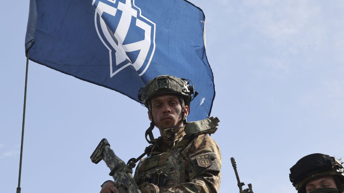 Combatientes rusos alineados con Ucrania al noreste de Ucrania. - EFE/EPA/SERGEI KOZLOV