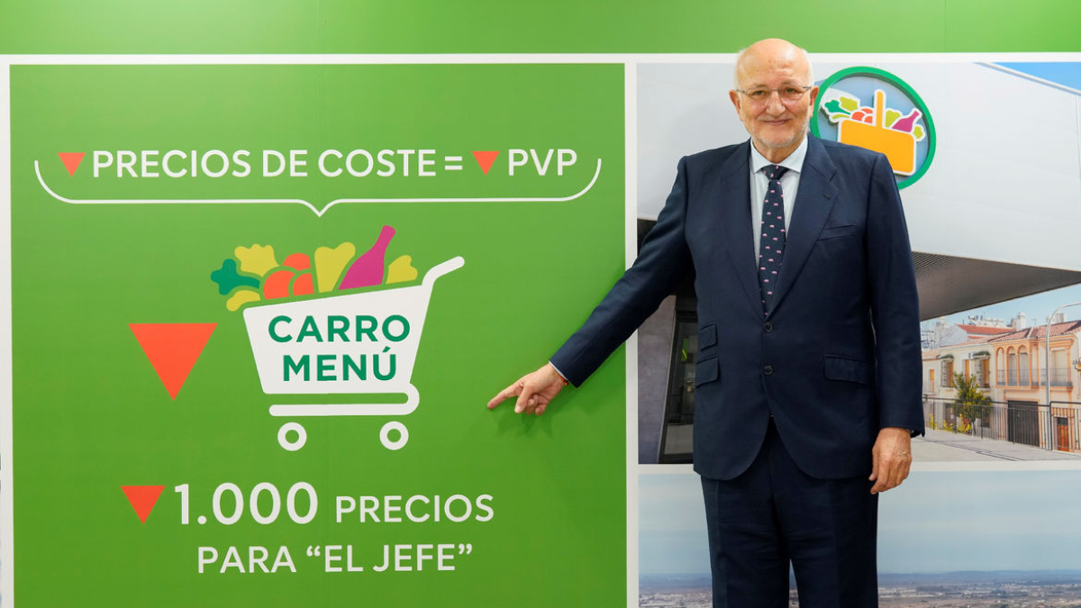 Juan Roig, ayer posando tras la presentación de resultados de Mercadona. - MERCADONA