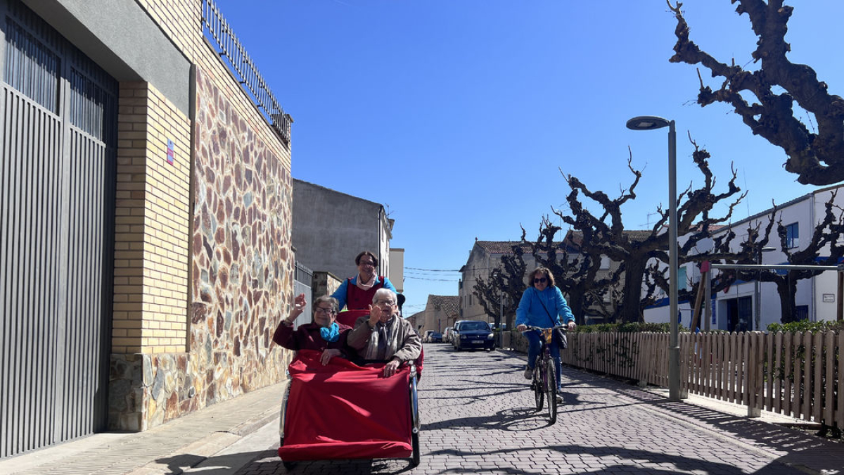 Ramona Capell y Maria del Carme Brufau a bordo de la ‘Trileta’. - X. RODRÍGUEZ