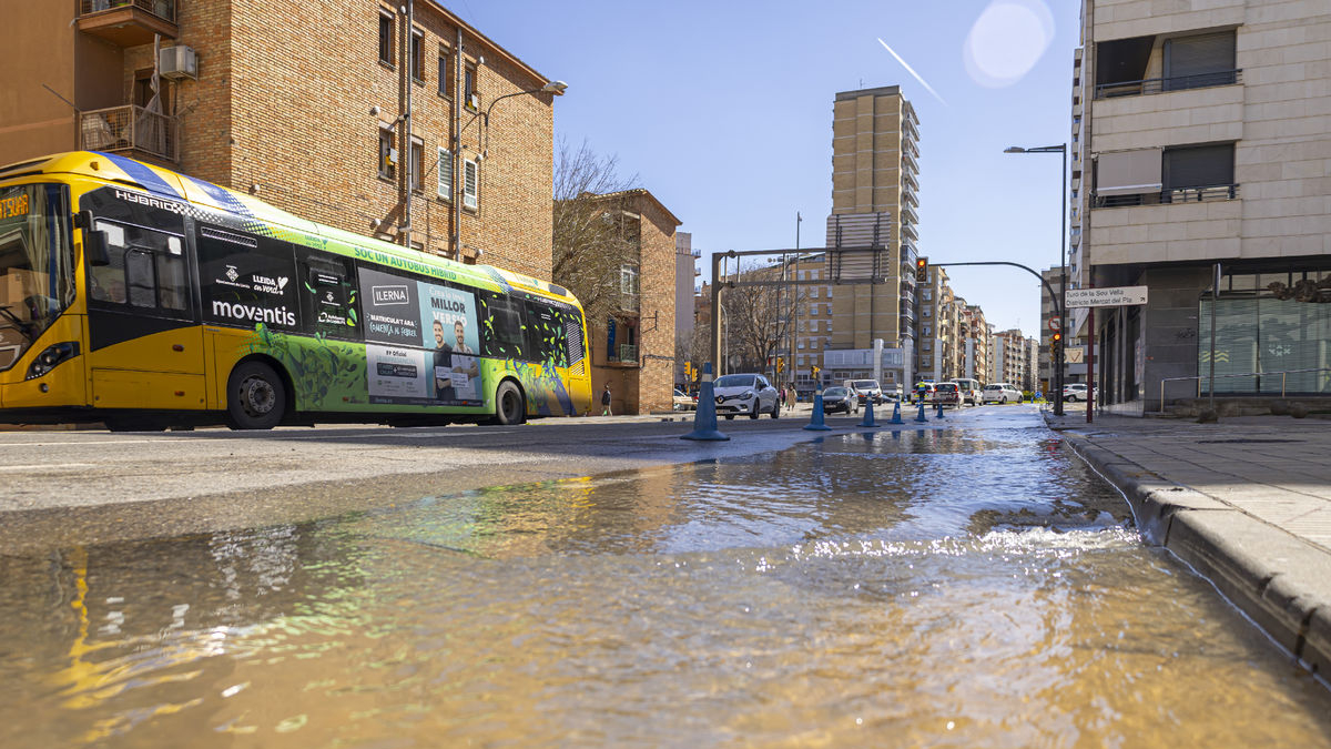 La fuita d’aigua va provocar un petit torrent en aquesta zona d’Alcalde Porqueres. - JORDI ECHEVARRIA
