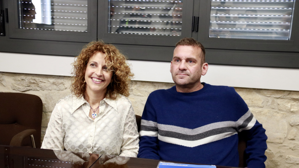 La nueva alcaldesa de Ribera d'Ondara, Elisabet Jové, con el concejal de Aliança Catalana, Albert Puig, después de aprobar la moción de censura contra el anterior gobierno de Francesc Sabanés