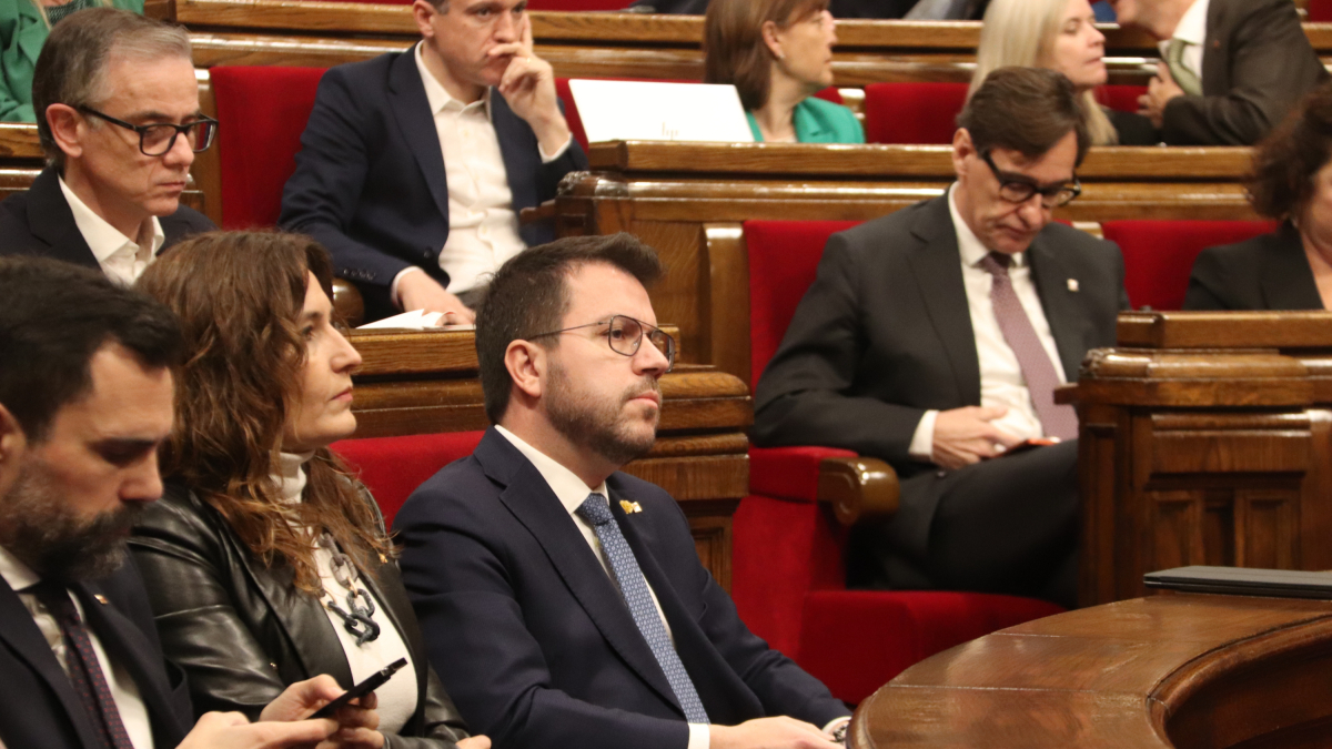El president de la Generalitat, Pere Aragonès, i el líder del PSC, Salvador Illa, a l'hemicicle del Parlament.