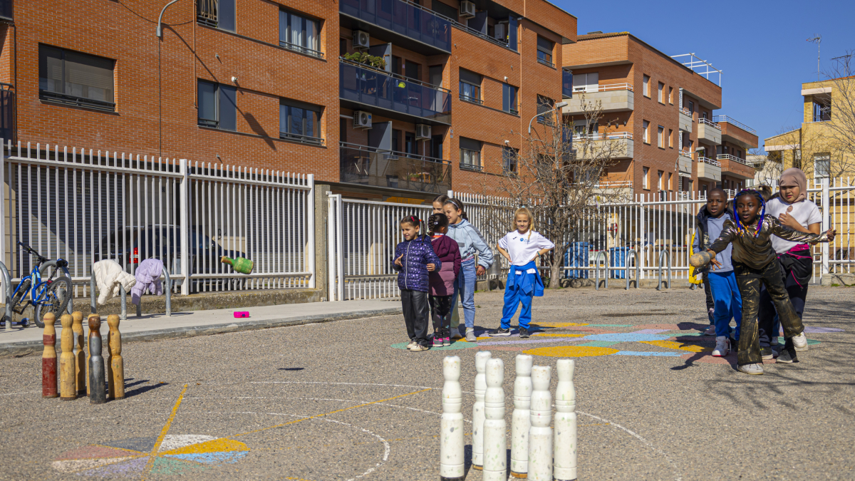 Nens jugant a les bitlles.