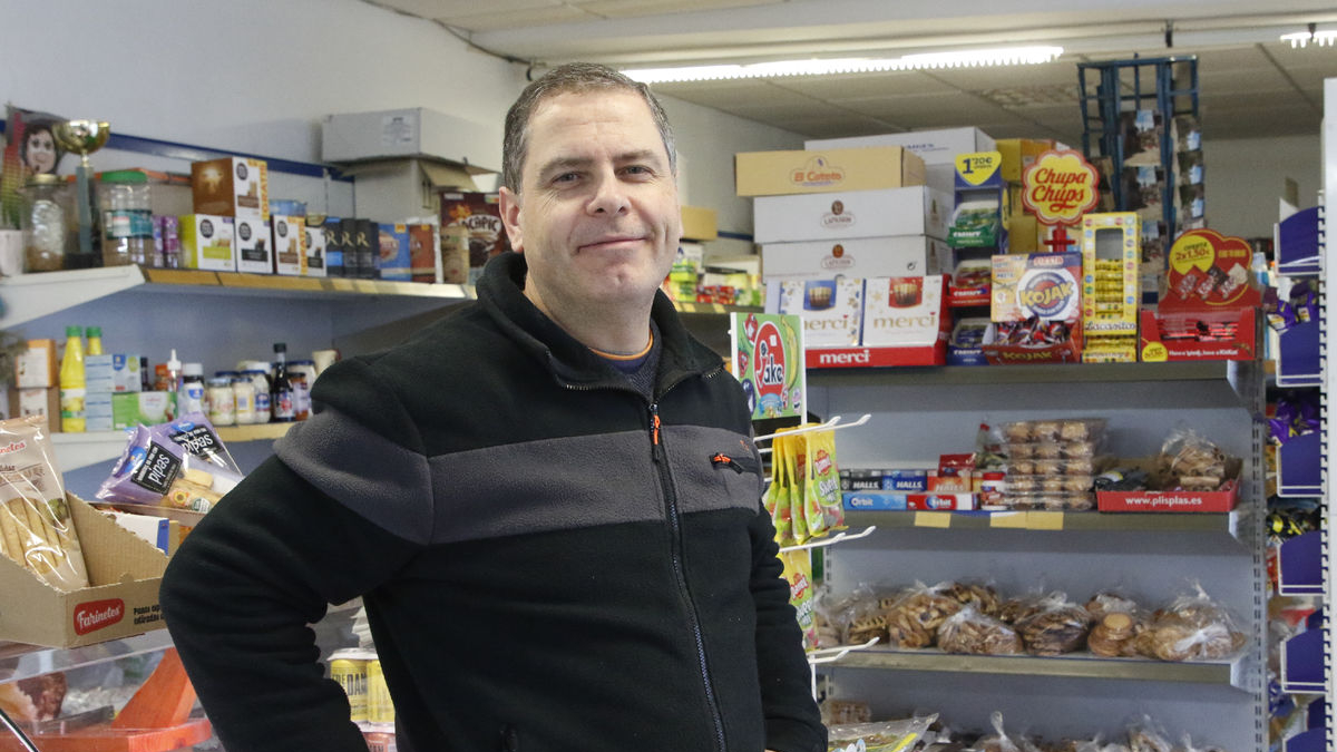 Miquel Gaya, al seu comerç d’alimentació de l’Espluga Calba, que ja va obrir el seu avi el 1932. - AMADO FORROLLA