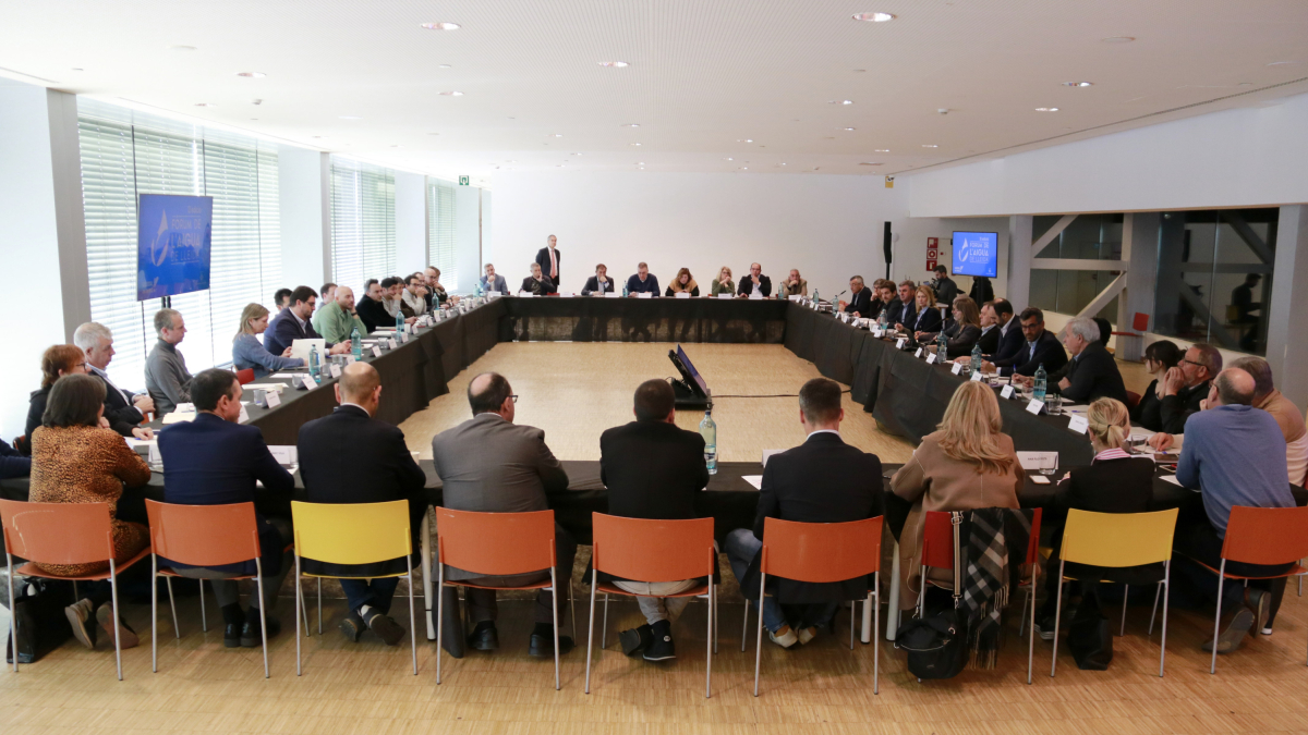Participantes en el II Foro del Agua celebrado en la Llotja de Lleida.