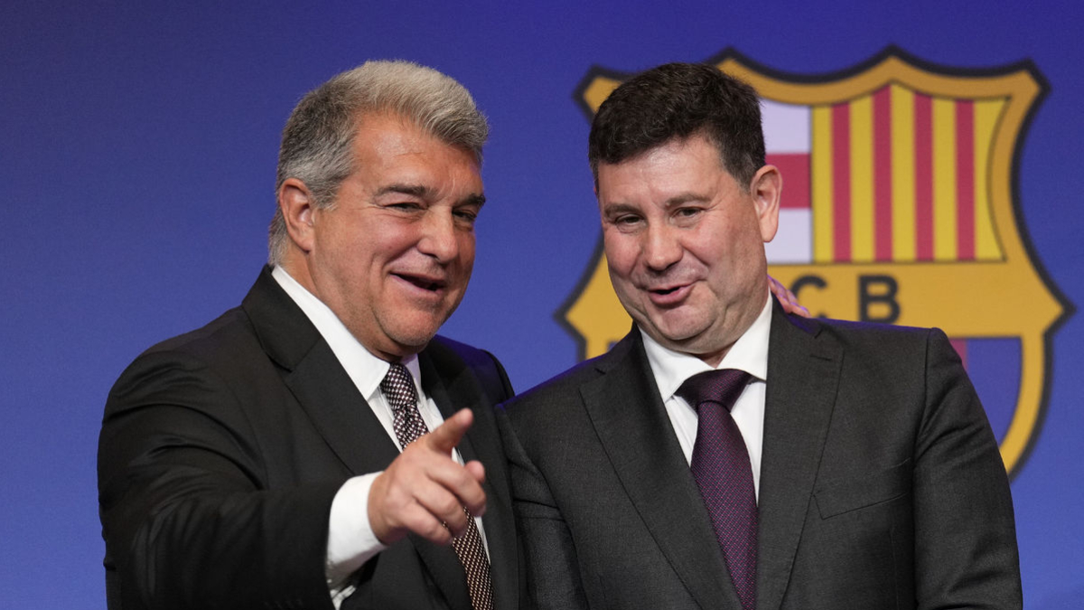 Joan Laporta, junto a Eduard Romeu, en el acto de renuncia del segundo como vicepresidente. - EFE/ALEJANDRO GARCÍA