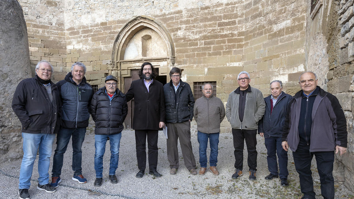 La junta de voluntarios con el arquitecto Enric Solsona y el miembro de la parroquia Joan Riu. - X.S.