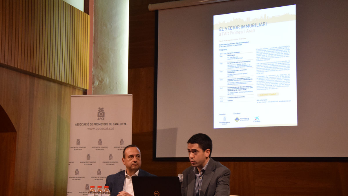 L’alcalde, Joan Barrera, amb el director de l’APCE, Marc Torrent. - C. SANS