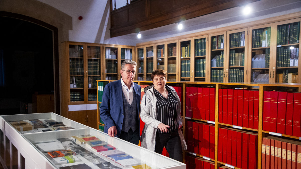 Joan Talarn i Estefania Rufach, ahir a la biblioteca hemeroteca. - GERARD HOYAS