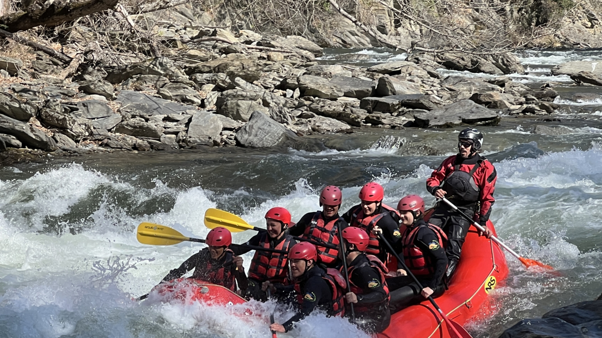 Una barca de rafting en un rápido del río Noguera Pallaresa