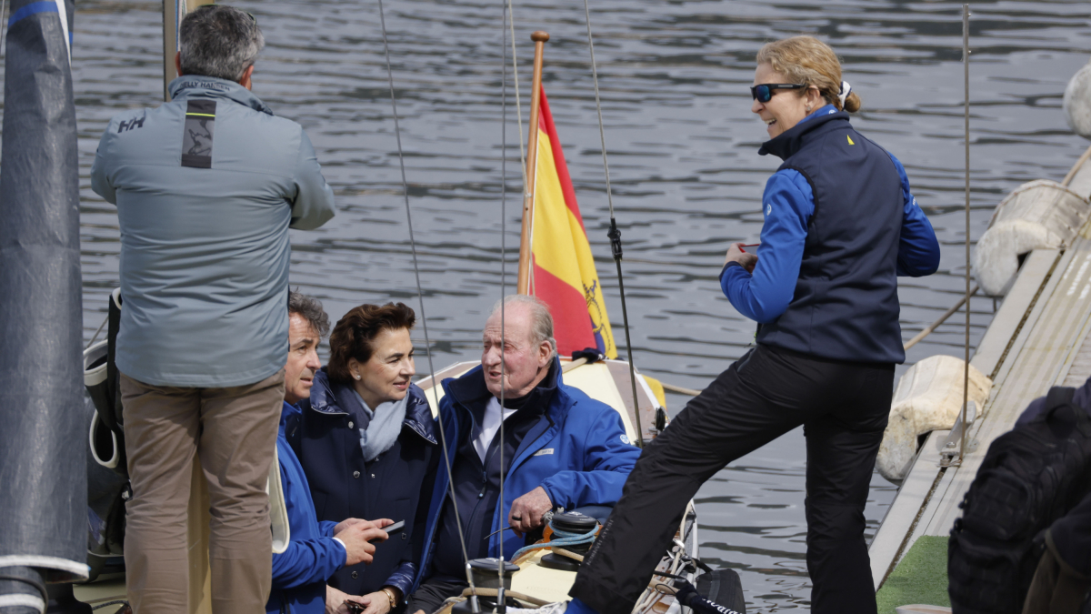 El rey Juan Carlos junto a Inés Muíños, la mujer del armador del Bribón, son fotografiados por la Infanta Elena, antes de salir a navegar este viernes a bordo del Bribón, en Sanxenxo. 