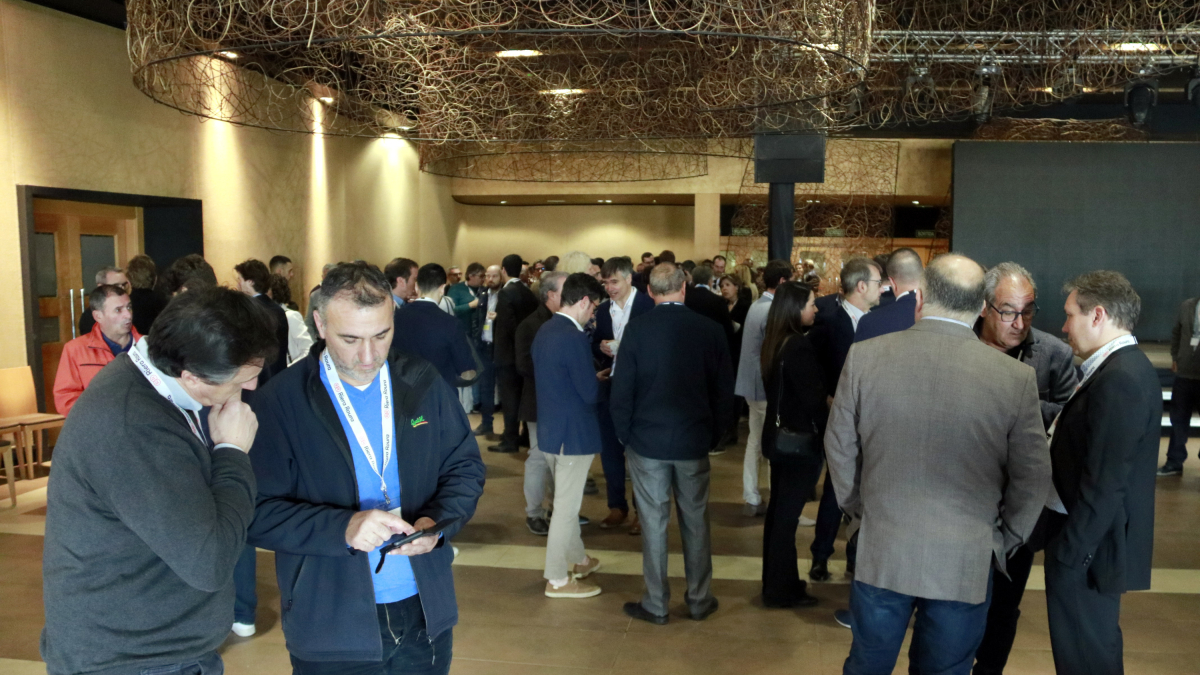 Alguns dels assistents de la 21a Borsa Interpirinenca de Cereals celebrada al Resquitx de Golmés.