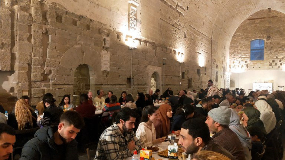 Unas doscientas personas acudieron ayer a la Seu Vella para celebrar el tercer iftar para la convivencia. - AJUNTAMENT DE LLEIDA
