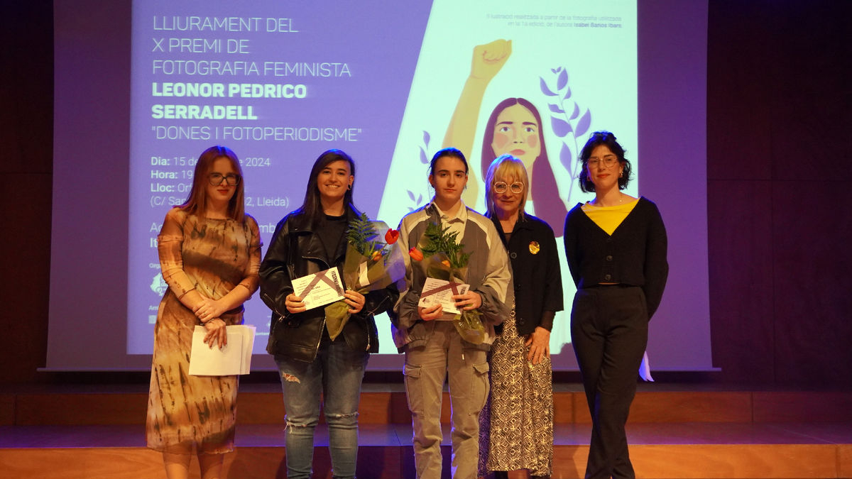 Las ganadoras del segundo y tercer premio, ayer en la entrega de galardones en el Orfeó Lleidatà. - PAERIA