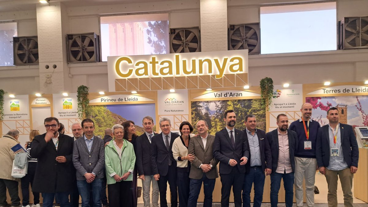 Autoritats davant dels estands lleidatans a la fira B-Travel. - DIPUTACIÓ DE LLEIDA