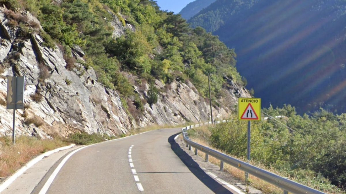 La major part del traçat de la carretera és d’uns quatre metres d’ample i haurà d’ampliar-se fins als sis. - GOOGLE MAPS
