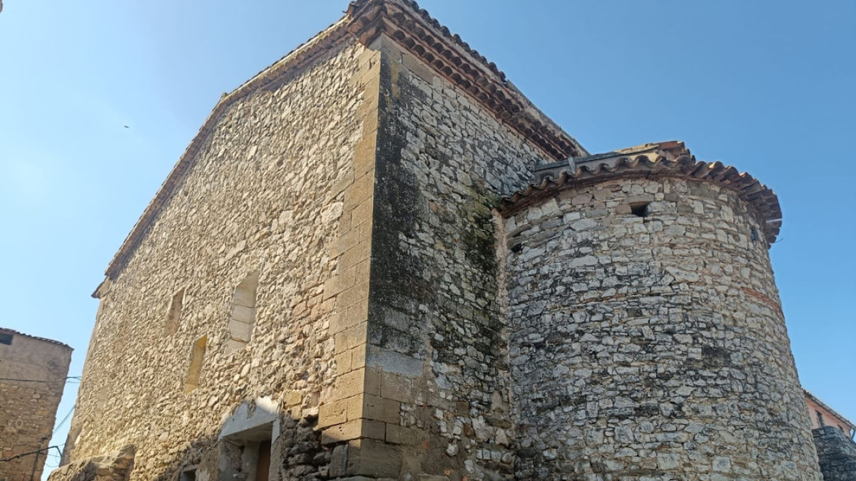 La parte posterior del templo de Bellmunt y el ábside en el que se renovará la cubierta. - AJUNTAMENT DE BELLMUNT D’URGELL