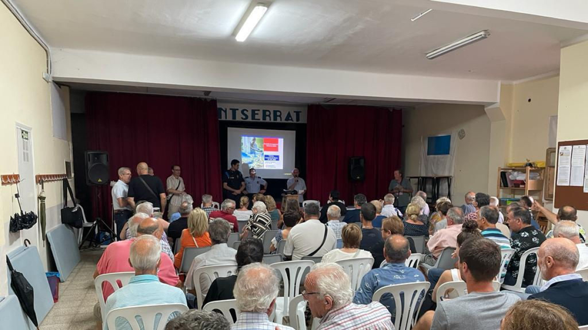 Imatge d’arxiu d’una reunió entre Mossos, Urbana i veïns. - MOSSOS D’ESQUADRA