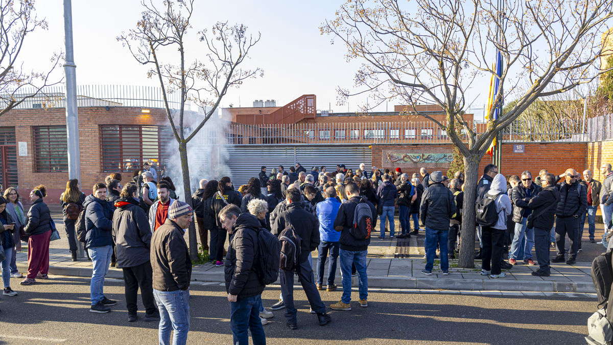 Desenes de funcionaris es van concentrar ahir des de primera hora del matí a les portes del Centre Penitenciari Ponent.